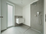 Badezimmer 2 mit Walk-In Dusche - Neubau-​Erstbezug in Baden – Hochwertige Haushälfte mit Garten nahe Zentrum &&nbsp;Bahnhof