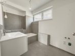 Badezimmer 1 mit Wanne - Neubau-​Erstbezug in Baden – Hochwertige Haushälfte mit Garten nahe Zentrum &&nbsp;Bahnhof