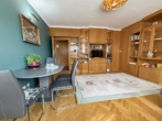 Wohnzimmer - Sonnige 3‑Zimmer-​Wohnung mit Loggia