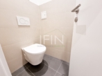 WC mit Waschbecken - Moderne 1‑Zimmer-​Altbauwohnung im 3. Liftstock zu verkaufen&nbsp;!
