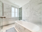 En-suite Badezimmer - Stephansdom im Blick – Exklusive Designerresidenz im Herzen Wiens
