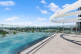 Beheizter Outdoor-Pool mit Sonnendeck - 30. Stock – Skyline-​View – Danube Flats