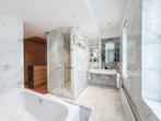 En-suite Badezimmer - Stephansdom im Blick – Exklusive Designerresidenz im Herzen Wiens