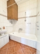 Badezimmer mit Wanne - Helle 2‑Zimmer-​Wohnung mit Gartennutzung