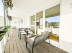 Terrasse - Traumwohnung in beliebter Lage! Moderner Wohntraum mit Loggia und Fernblick – Kamin, Sauna&nbsp;uvm.