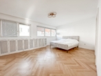 Schlafzimmer 1 - Traumwohnung in beliebter Lage! Moderner Wohntraum mit Loggia und Fernblick – Kamin, Sauna&nbsp;uvm.
