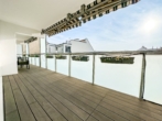 Terrasse - Traumwohnung in beliebter Lage! Moderner Wohntraum mit Loggia und Fernblick – Kamin, Sauna&nbsp;uvm.