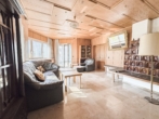 EG: Wohnzimmer - Grünblick. Lage. Potential. – Haus in begehrter Wohngehend am Wiener Stadtrand!