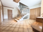 EG: Stiegenhaus - Grünblick. Lage. Potential. – Haus in begehrter Wohngehend am Wiener Stadtrand!