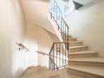 Stiegenaufgang - Grünblick. Lage. Potential. – Haus in begehrter Wohngehend am Wiener Stadtrand!