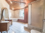1. Stock: Badezimmer - Grünblick. Lage. Potential. – Haus in begehrter Wohngehend am Wiener Stadtrand!